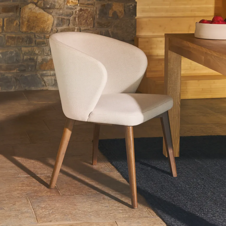 Kave Home Eetkamerstoel Darice Walnoot onderstel* Beige Eetkamerstoelen|Eetkamerstoelen Met Armleuning