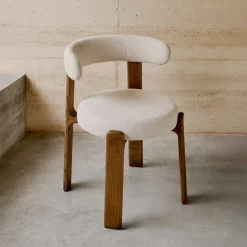 Kave Home Eetkamerstoel Granite Chenille en noten essenhout* Chenille Eetkamerstoelen|Beige Eetkamerstoelen