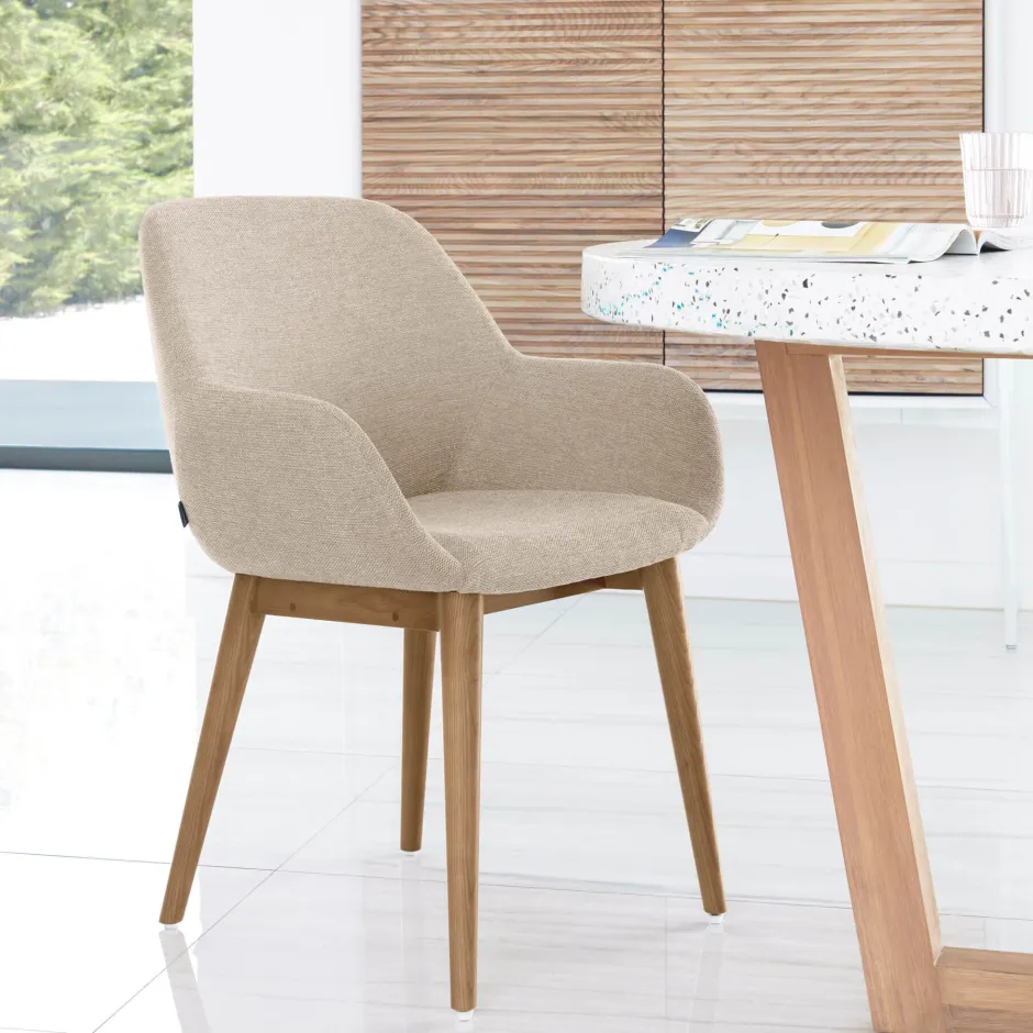 Kave Home Eetkamerstoel Konna Met houten onderstel* Beige Eetkamerstoelen|Eetkamerstoelen Met Armleuning
