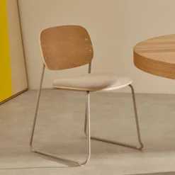 Kave Home Eetkamerstoel Meli Hout en chenille, kleur* Chenille Eetkamerstoelen|Beige Eetkamerstoelen