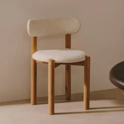 Kave Home Eetkamerstoel Nebai Bouclé en eikenhout* Eetkamerstoelen Bouclé / Teddy|Eetkamerstoelen Zonder Armleuning