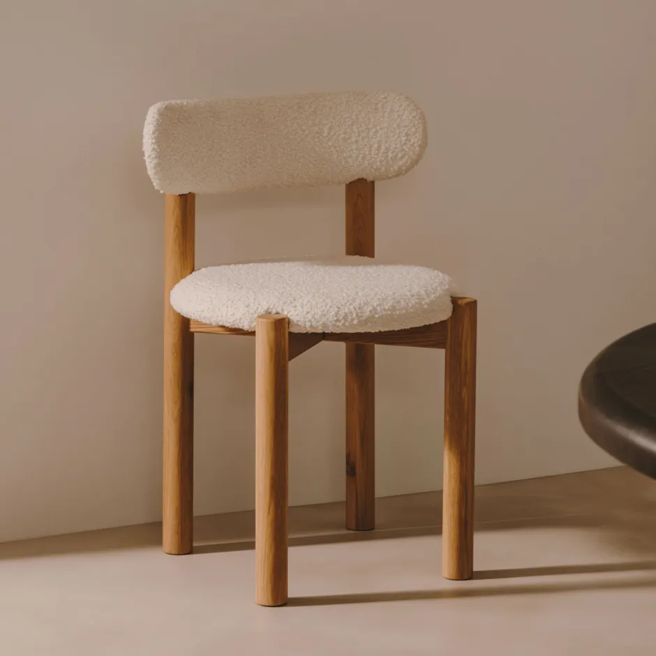 Kave Home Eetkamerstoel Nebai Bouclé en eikenhout* Eetkamerstoelen Bouclé / Teddy|Eetkamerstoelen Zonder Armleuning