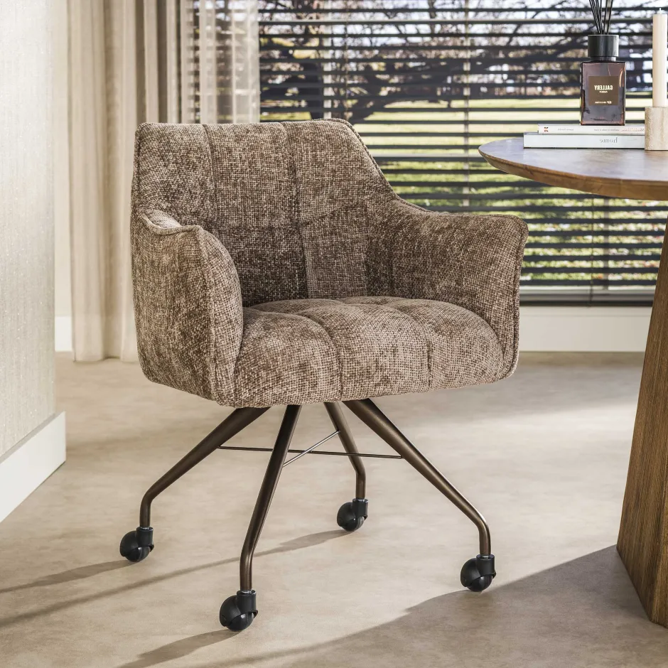 LifestyleFurn Eetkamerstoel op wielen Thandie Hoven stof en bruin onderstel* Eetkamerstoelen Met Armleuning