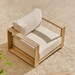Kave Home Fauteuil Ambra Acaciahout* Loungestoelen|Fauteuil Stof / Textiel