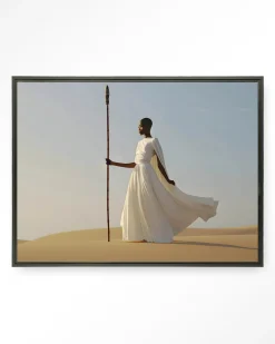 Urban Cotton Wandkleed Warrior In White in maat en frame naar keuze* Wandkleden